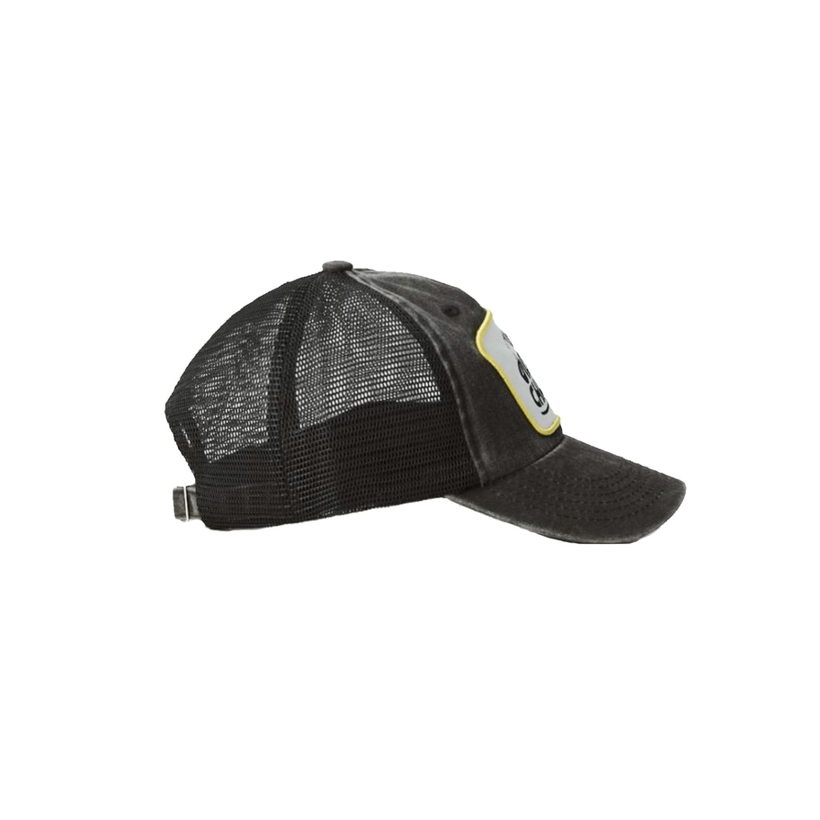 Schwarze Baseballkappe mit Netz und Aufnäher, seitliche Ansicht