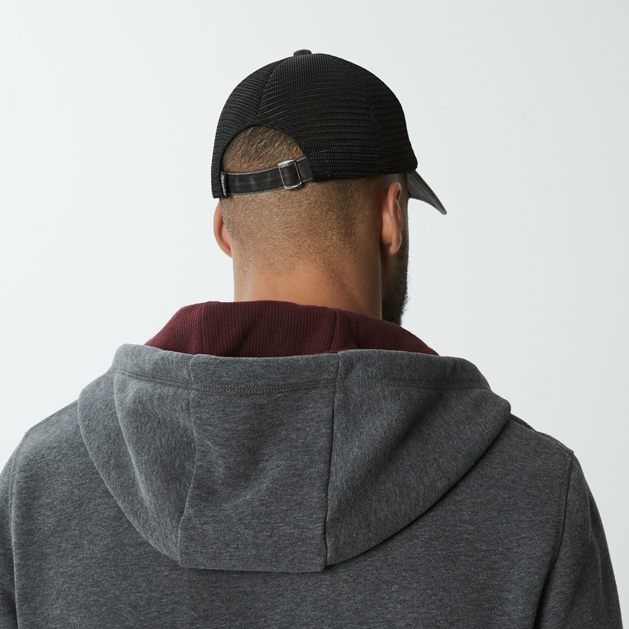 Mann mit schwarzer Kappe und grauem Hoodie, Rückansicht, Nahaufnahme