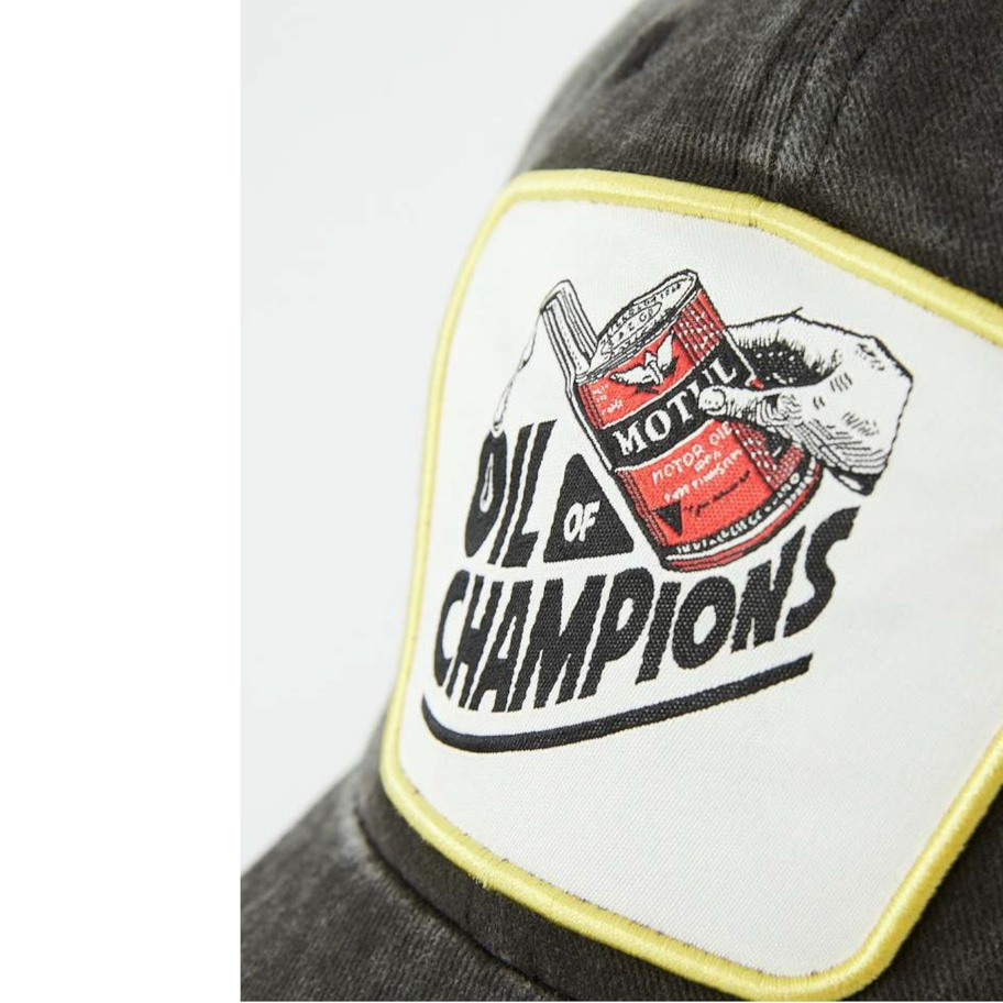 Schwarze Kappe mit Aufnäher, Öl der Champions, Vintage-Design, Retro-Look, Text
